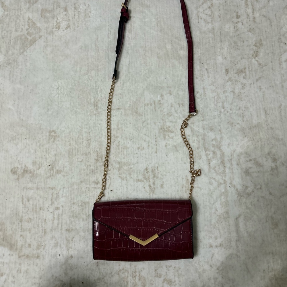 Women's Burgundy Croc-Embossed Chain Crossbody Bag